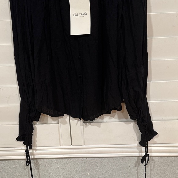 Chic Black Blouse with Elegant Sleeves - Picture 4 of 6